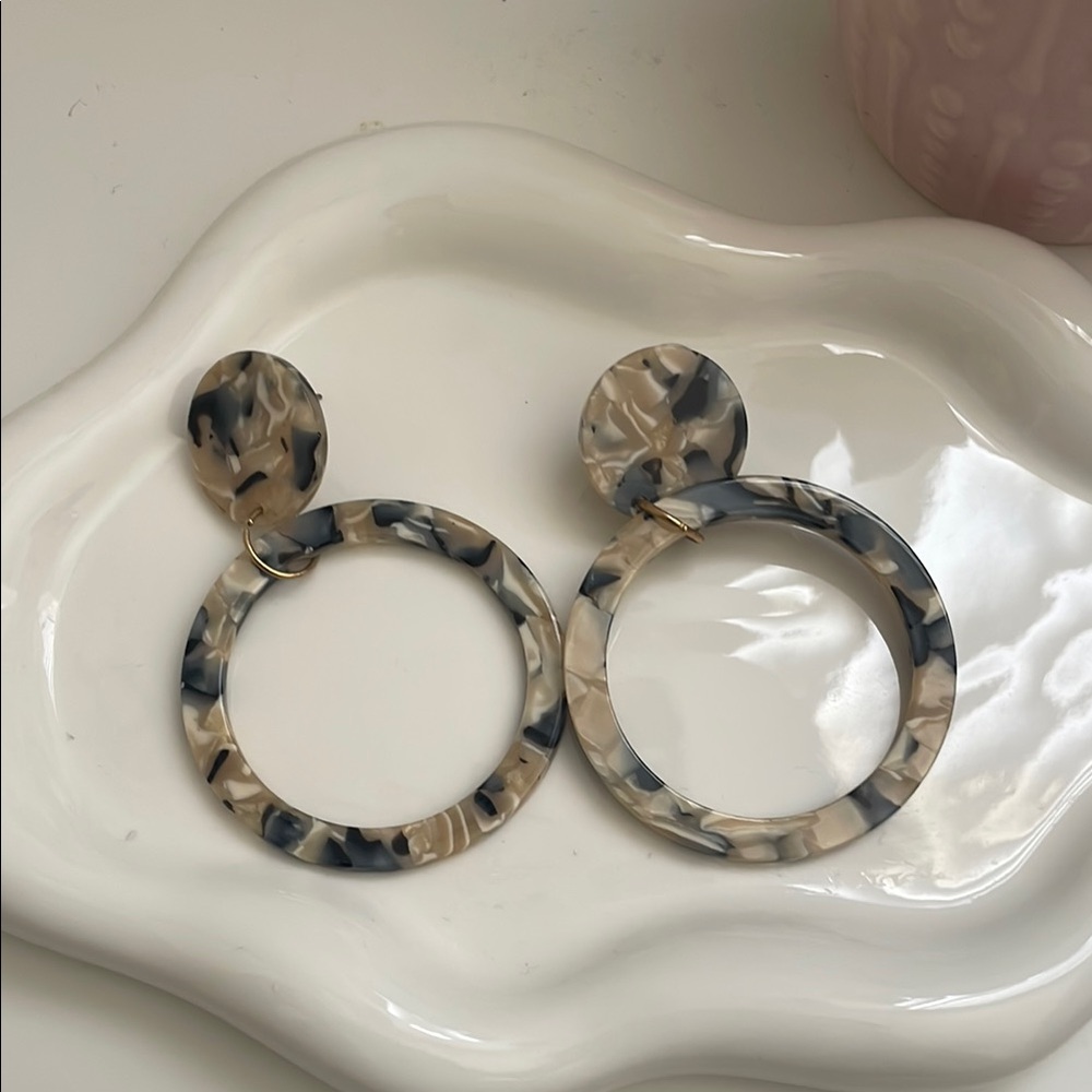 Stylish Tortoiseshell Hoop Earrings